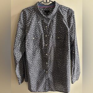 Sweet Woman’s Shirt with Many Details